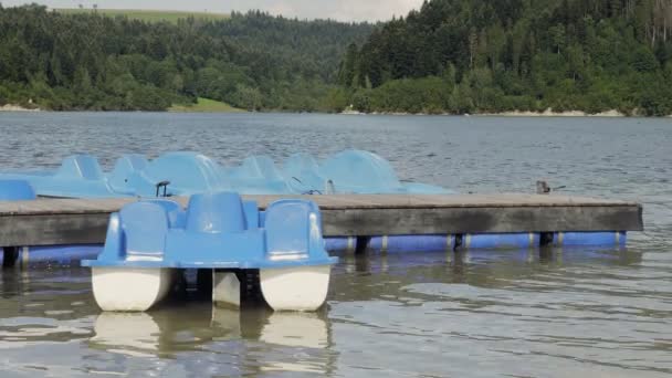 Barco Remo Azul Barcos Pedal Água Estacionados Pequeno Cais Paisagem — Vídeo de Stock