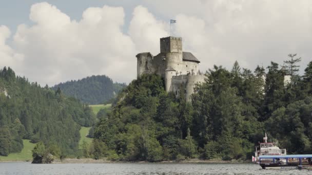 Medeltida Slottet Kullen Ovanför Sjön Monumentala Sten Historisk Byggnad Med — Stockvideo