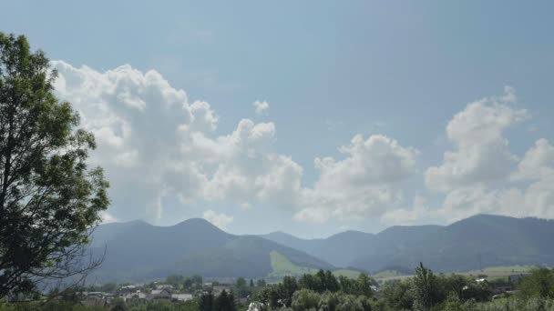 Гори Горизонті Ростуть Сільського Пейзажу Лісисті Пагорби Тумані Монументальні Хмари — стокове відео