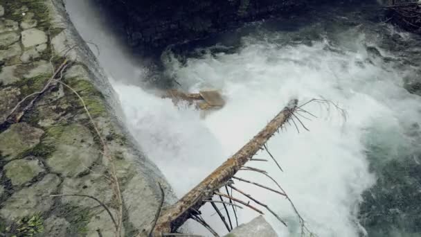 Berg Waterval Kleine Water Dam Barge Overstroomd Bergbeek Met Stroomversnellingen — Stockvideo