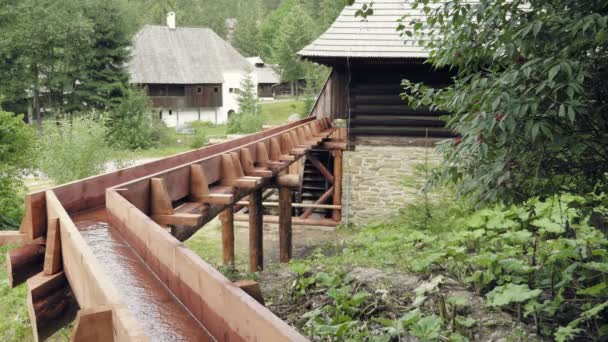 木製水ミラー ホイールの電源を入れます 歴史的な中世の村のアーキテクチャ 静的な一日は ショットを安定化 — ストック動画