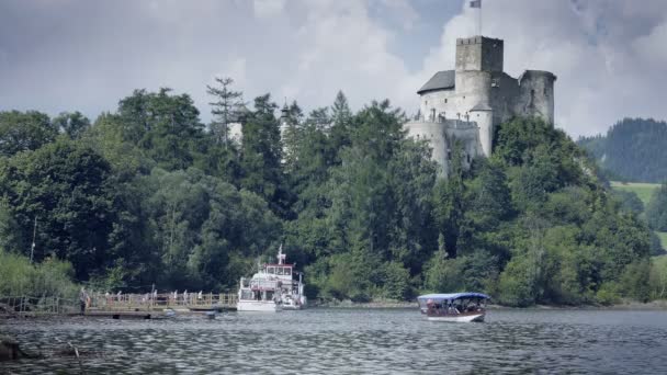 Medeltida Slottet Kullen Ovanför Sjön Sjön Med Färja Turist Båt — Stockvideo