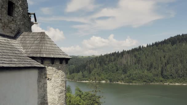 从城堡城垛到景观与湖泊的宏伟景色 假日阳光明媚积极的心情 纪念碑石历史建筑 — 图库视频影像