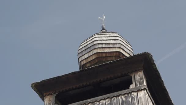 Πύργος Της Μεσαιωνικής Εκκλησίας Φόντο Καθαρού Ουρανού Ξύλινα Τρούλο Ιστορικό — Αρχείο Βίντεο