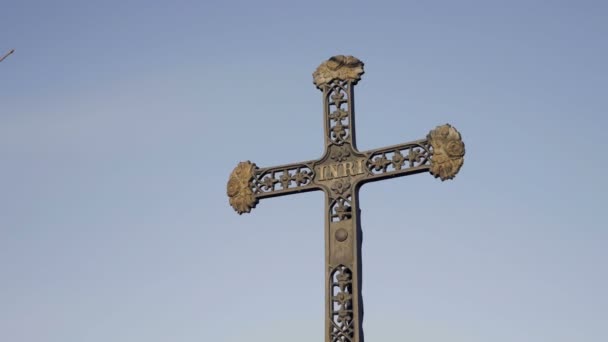 Metallkreuz Mit Inschrift Christlich Katholisches Symbol Des Glaubens Strahlend Blauer — Stockvideo