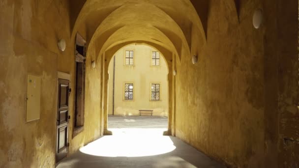 Passage Mit Arkaden Die Durch Historisches Haus Führen Sonnenschein Und — Stockvideo