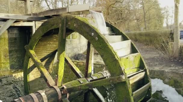 Hölzernes Müllerrad Mit Wasserdrehung Historische Mittelalterliche Dorfarchitektur — Stockvideo