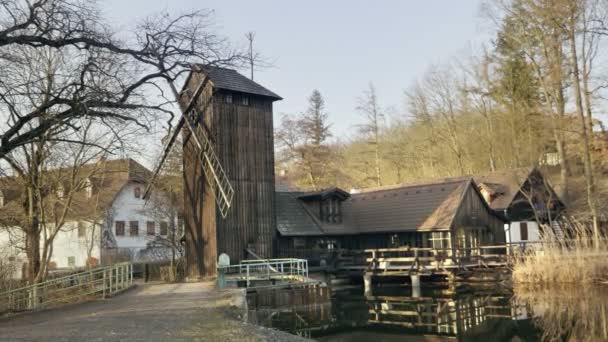 Holzwindrad Historische Industriearchitektur Sonniger Frühlingstag — Stockvideo