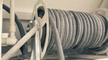 Borular, hortumlar ve vanalardan oluşan endüstriyel detaylar. Metal malzemelerin kayıtsız arka plan, anhidrite beton üretimi. İnşaat makineleri endüstrisi. Gündüz slowmotion çekim