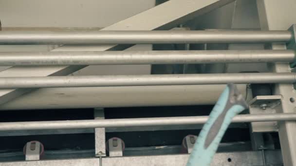 パイプ ホース バルブで構成される産業の詳細 金属材料の無関心な背景 無水コンクリートの生産 建設機械産業 昼間のスローモーションショット — ストック動画