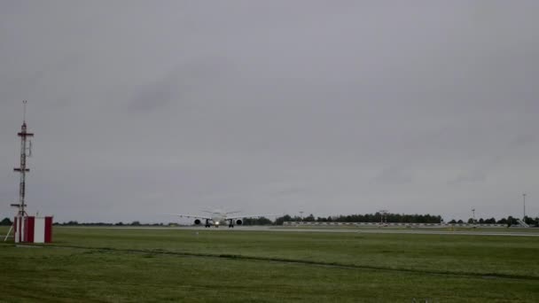 Uluslararası Havaalanı Büyük Uçakları Olan Havaalanı Pist Hangarlar Kontrol Kulesi — Stok video
