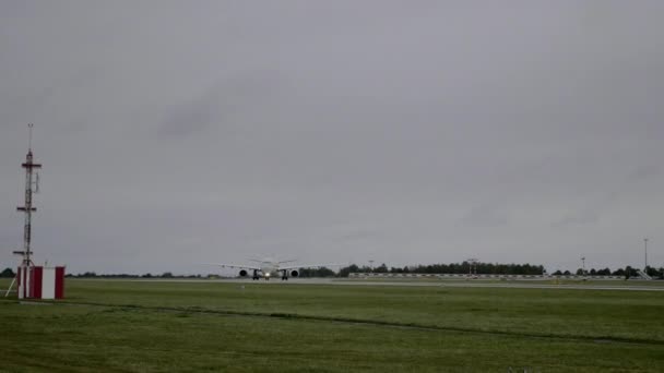 Aeropuerto Internacional Aeródromo Con Grandes Aviones Pista Hangares Torre Control — Vídeos de Stock