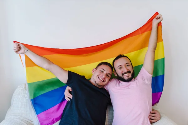 Zdjęcie Dwóch Białych Homoseksualistów Ściskających Się Robiących Sobie Selfie Nimi — Zdjęcie stockowe