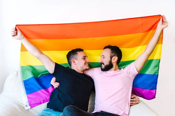 2人の白人同性愛者の男性が抱き合ってLgbtqの旗を掲げている写真 目を閉じてる — ストック写真