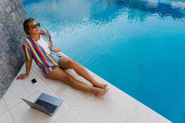 Stock Photo Top Caucasian Woman Sitting Poolside She Has Laptop — Stock Photo, Image