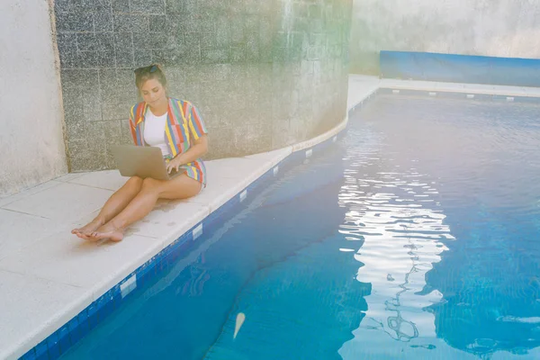 Foto Uma Mulher Caucasiana Sentada Beira Piscina Ela Está Digitando — Fotografia de Stock