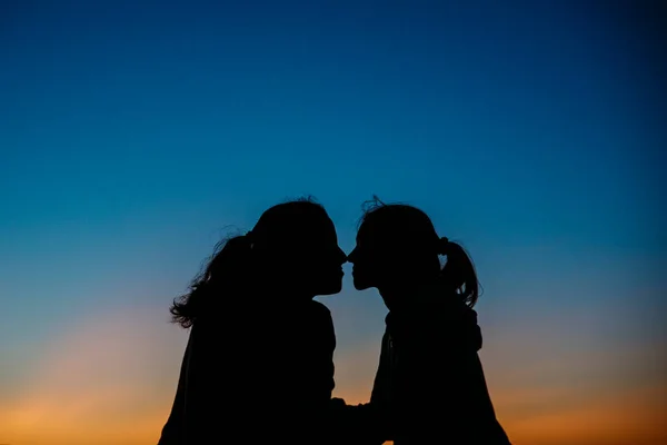 Foto Stock Duas Mulheres Segurando Outro Beijando Com Pôr Sol — Fotografia de Stock
