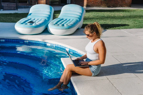 Stock Photo Caucasian Woman Sitting Poolside Her Feet Water She — Stock Photo, Image