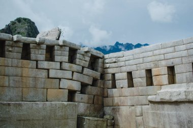 Eski bir insan yapımı taş duvarın stok fotoğrafı. Resimde kimse yok..