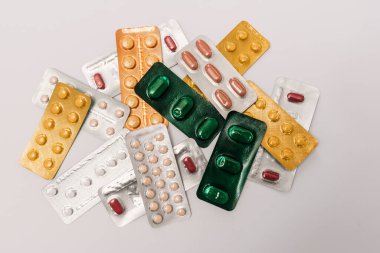 Renkli kabarcık ambalajında bir sürü tabletin resmi. Resimde kimse yok..