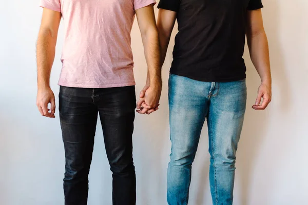 Στοκ Φωτογραφία Από Δύο Καυκάσιους Ομοφυλόφιλους Που Κρατιούνται Χέρι Χέρι — Φωτογραφία Αρχείου