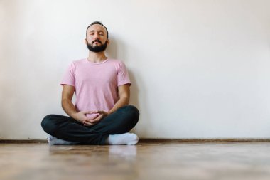 Kafkasyalı bir adamın bacak bacak üstüne atmış meditasyon yaparken çekilmiş resmi. Gözleri kapalı..