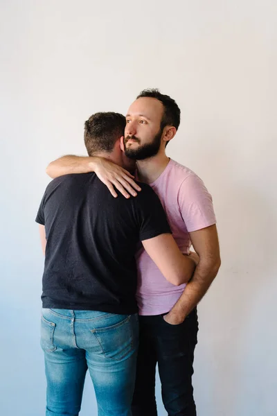 Stockfoto Van Twee Blanke Homoseksuele Mannen Die Elkaar Knuffelen — Stockfoto