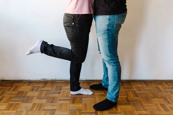 Фото Двух Белых Гомосексуалистов Обнимающих Друг Друга Рядом Ними Ящик — стоковое фото