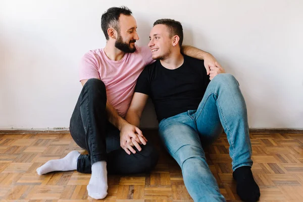 Stockfoto Van Twee Blanke Homoseksuele Mannen Die Elkaars Hand Vasthouden — Stockfoto