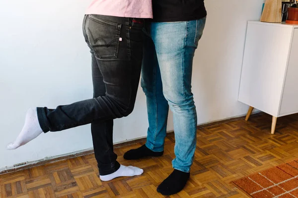 Foto Stock Dos Hombres Homosexuales Caucásicos Abrazándose Hay Cajón Lado —  Fotos de Stock