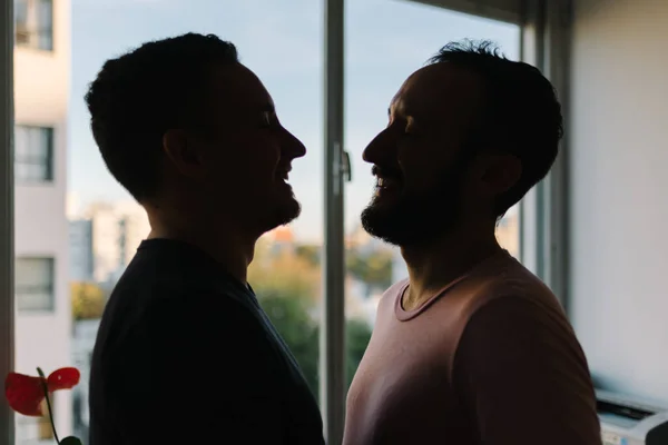 Photo Stock Deux Hommes Homosexuels Caucasiens Tenant Près Autre Riant — Photo