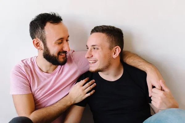 アパートでキスしている2人の白人同性愛者の男性のストック写真 彼らの一人は背後からもう一人を抱き上げている — ストック写真