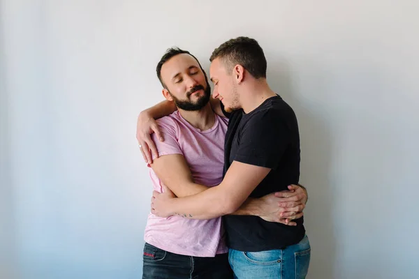 二人の白人同性愛者の男性が抱き合っている写真 — ストック写真
