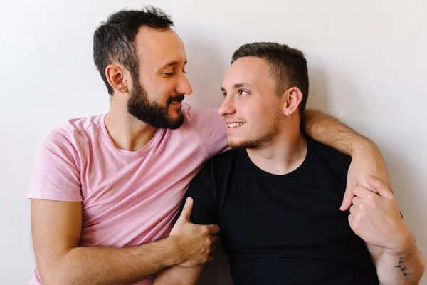 동성애자 그들의 아파트에서 서로를바라보고 뒤에서 있습니다 — 스톡 사진