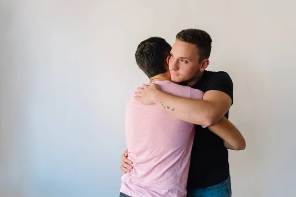 Foto Stock Due Uomini Omosessuali Caucasici Che Abbracciano — Foto Stock