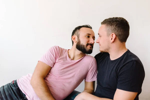 Stockfoto Van Twee Blanke Homoseksuele Mannen Die Elkaar Aankijken Hun — Stockfoto