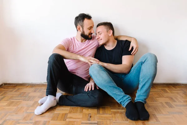 アパートでキスしている2人の白人同性愛者の男性のストック写真 彼らの一人は背後からもう一人を抱き上げている — ストック写真