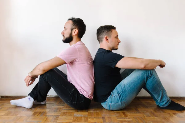 Stockfoto Van Twee Blanke Homoseksuele Mannen Die Achterover Leunen Lijken — Stockfoto