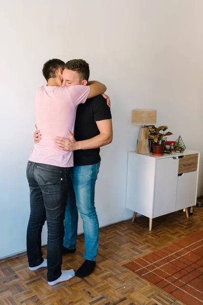 2人の白人同性愛者の男性が抱き合っている写真 隣に引き出しがある — ストック写真