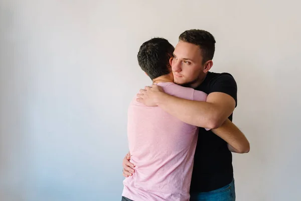 Foto Stock Dois Homens Homossexuais Caucasianos Abraçando Uns Aos Outros — Fotografia de Stock