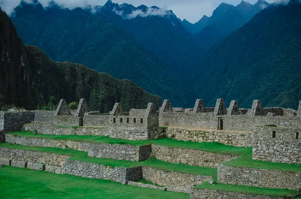 Foto Stock Estructuras Pared Piedra Artificial Hay Una Montaña Fondo — Foto de Stock