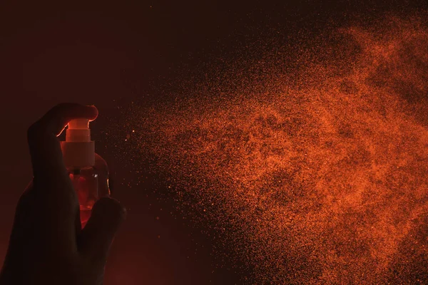 Mano Persona Anónima Usando Rociador Botella Agua Sobre Fondo Negro — Foto de Stock