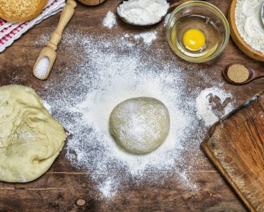 Beyaz buğday unu ekmeği bir kahverengi ahşap masa, üstten görünüm yapma süreci