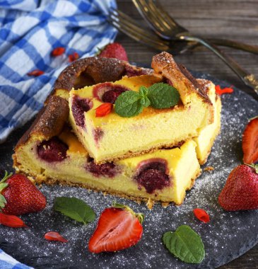 pasta peynir ve bir siyah Grafit plaka, üstten görünüm üzerinde çilek parçaları