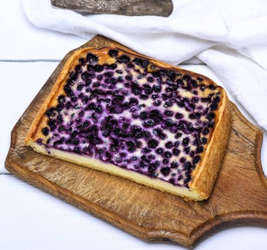 pasta peynir ve yaban mersini beyaz Tekstil peçeteye, üstten görünüm