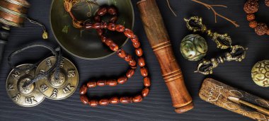 Bakır şarkı kase, tespih, dua davul, taş toplar ve Tibet diğer dini nesneleri