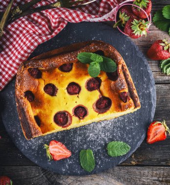 Peynirli Kek çilek nane, en iyi görünümü yeşil sapı ile siyah Grafit plaka üzerinde