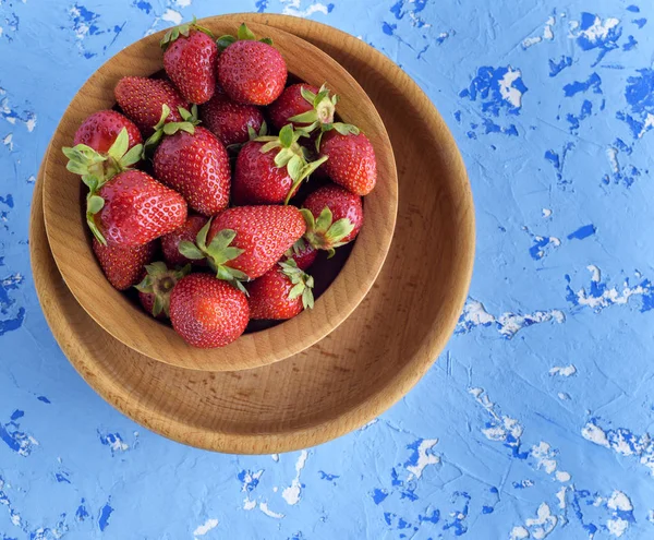 Frische Reife Rote Erdbeeren Braunem Holzteller Auf Blauem Texturhintergrund Draufsicht — Stockfoto