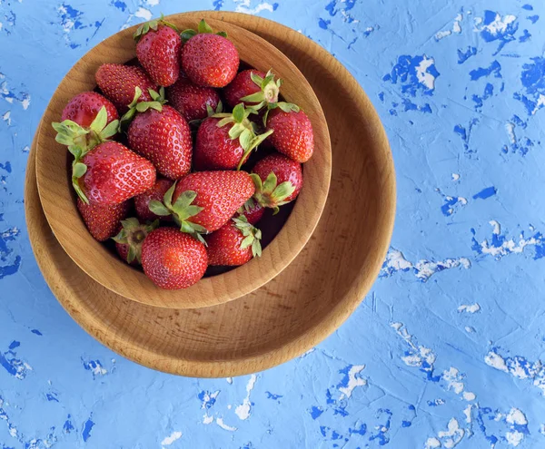 Fraises Rouges Mûres Fraîches Dans Une Assiette Ronde Bois Marron — Photo