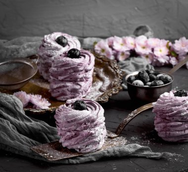 Marshmallow ile yaban mersini bir demir plaka, gri bir peçete yakınındaki üstten görünüm